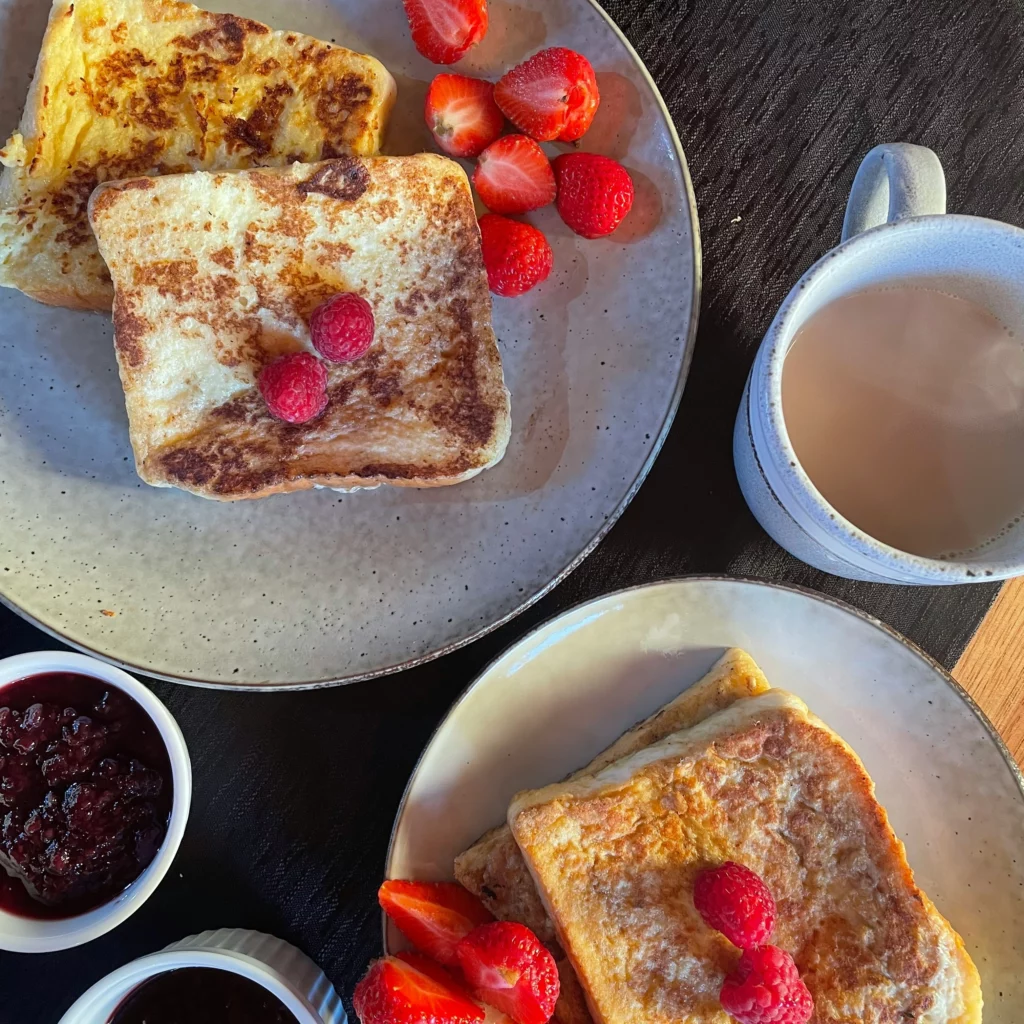French toast, petit déjeuner avec des fruit un café et de la confiture disposé sur une table