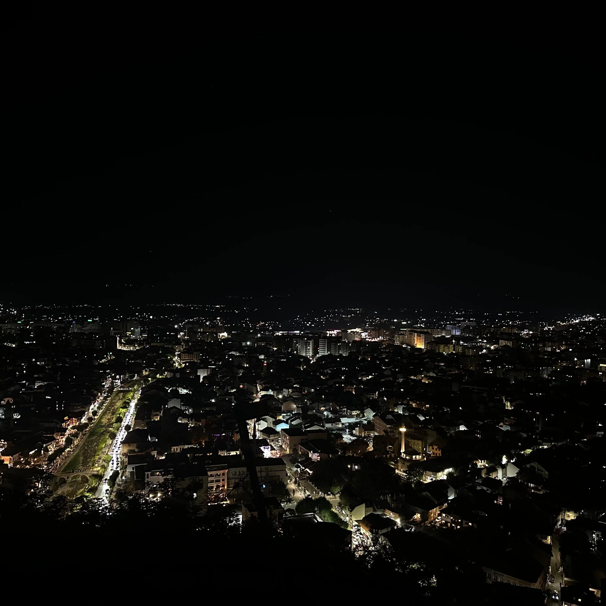 Image d'une ville dans la nuit, lumière de la ville allumée